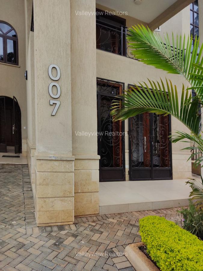 5 Bed Townhouse with En Suite at Lavington - 17