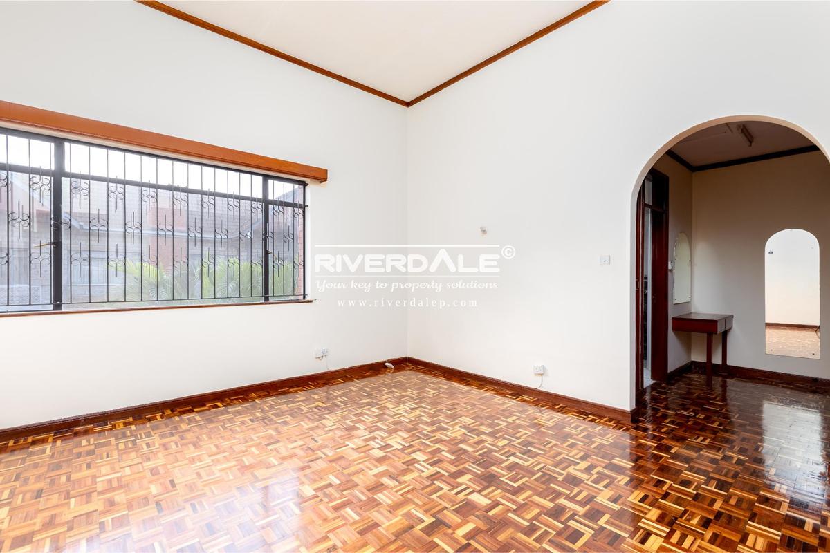 5 Bed Townhouse with En Suite in Brookside - 9