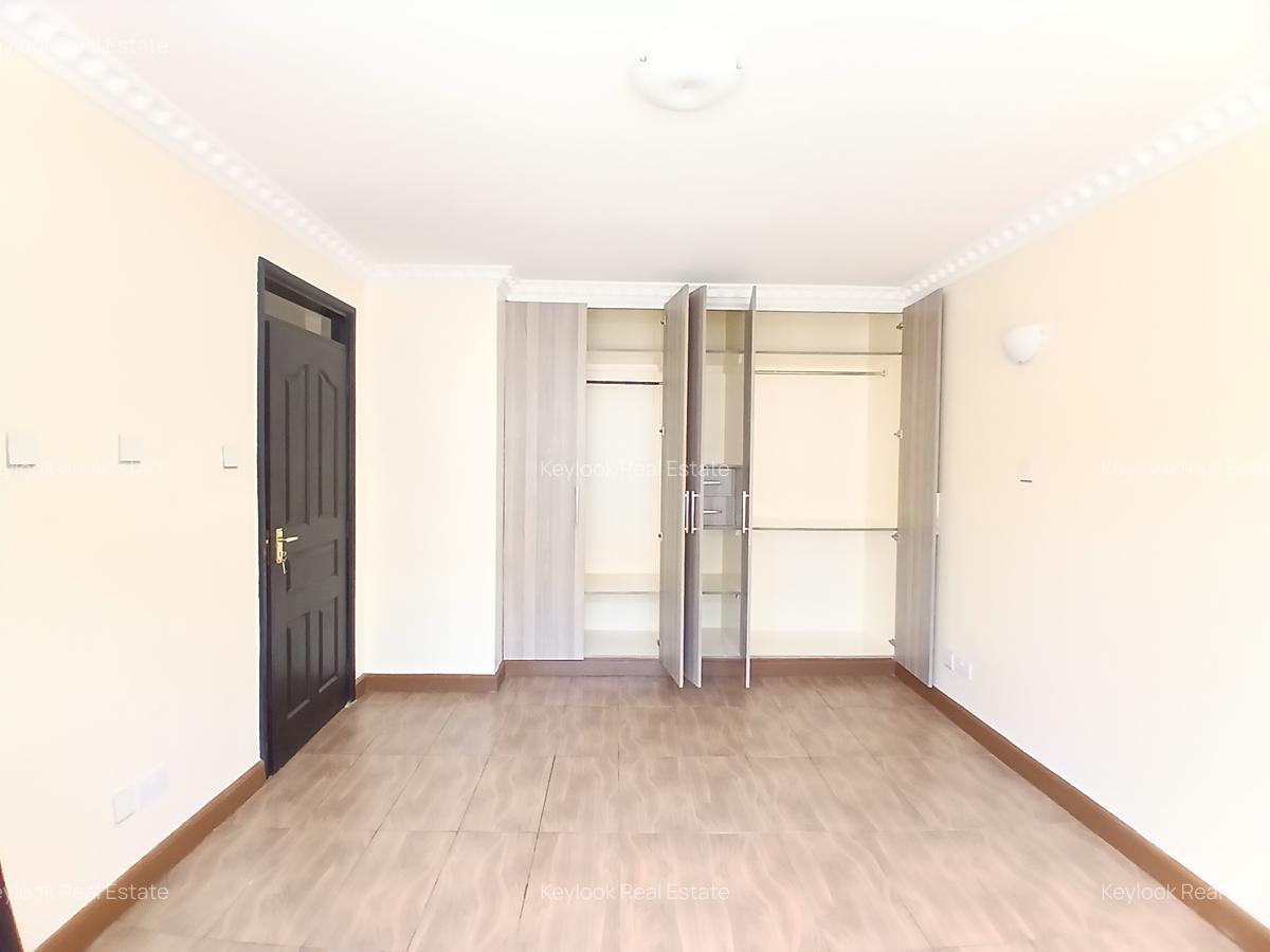 5 Bed Townhouse with En Suite at Lavington - 12