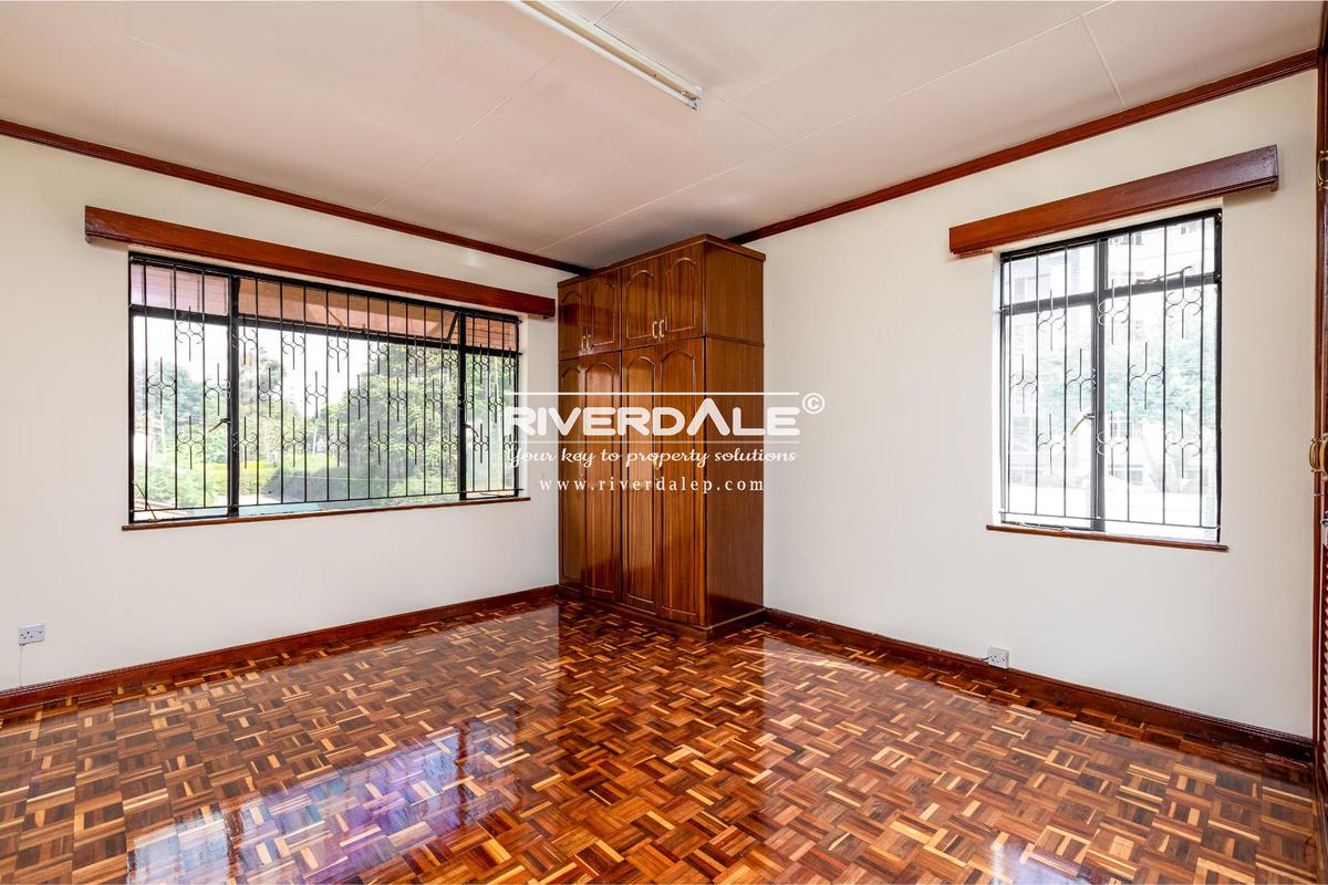 5 Bed Townhouse with En Suite in Brookside - 11