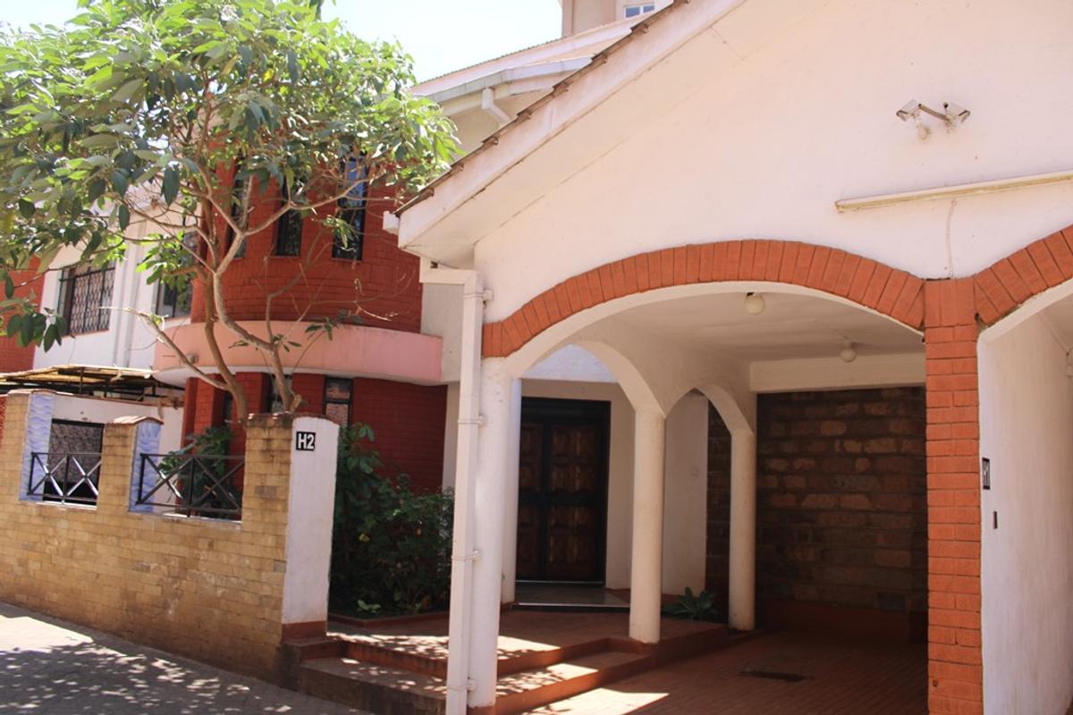 5 Bed Townhouse with En Suite in Brookside - 2