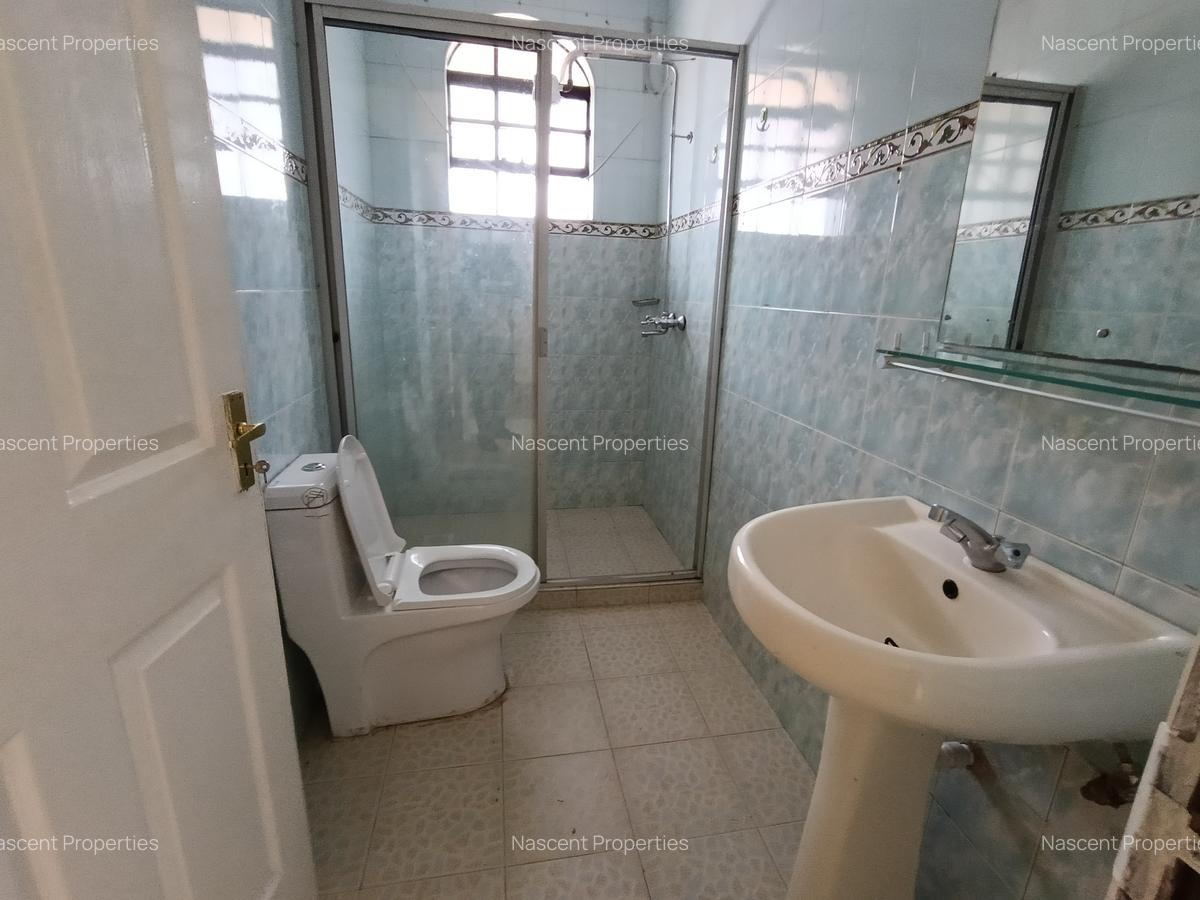 4 Bed House with En Suite in Ridgeways - 17