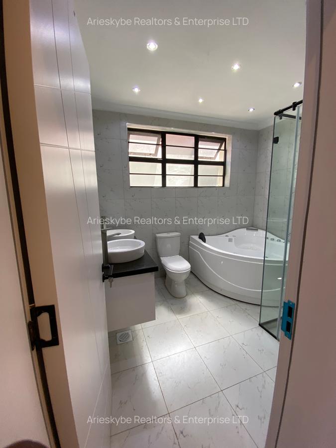 4 Bed House with En Suite in Membley - 8