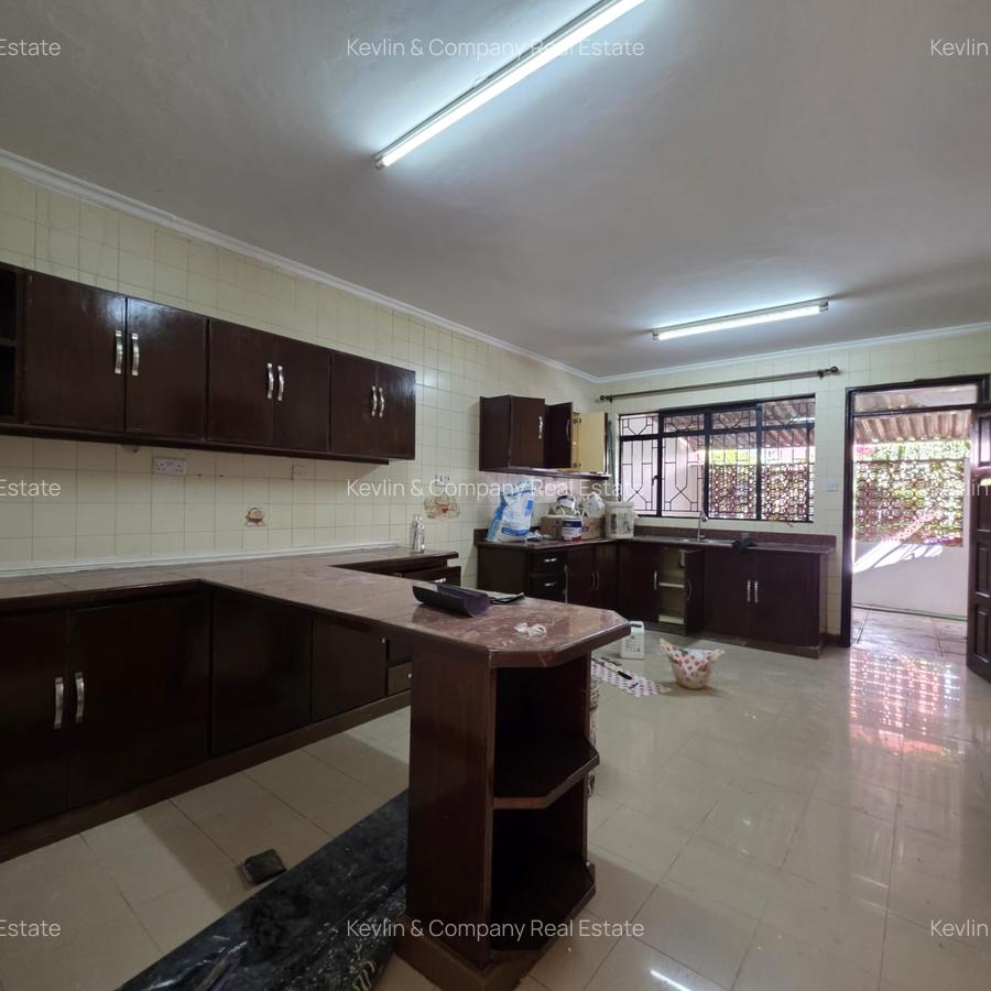 5 Bed House with En Suite at Riverside Drive - 5