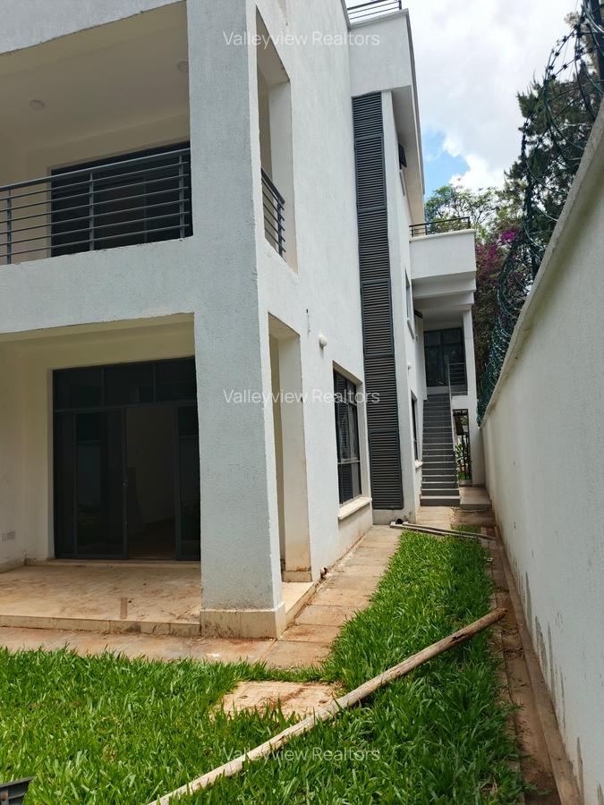 4 Bed Townhouse with En Suite at Lavington - 15