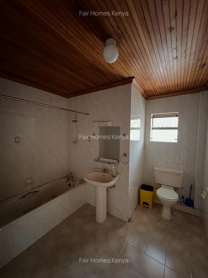 4 Bed Townhouse with En Suite at Valley Arcade - 7