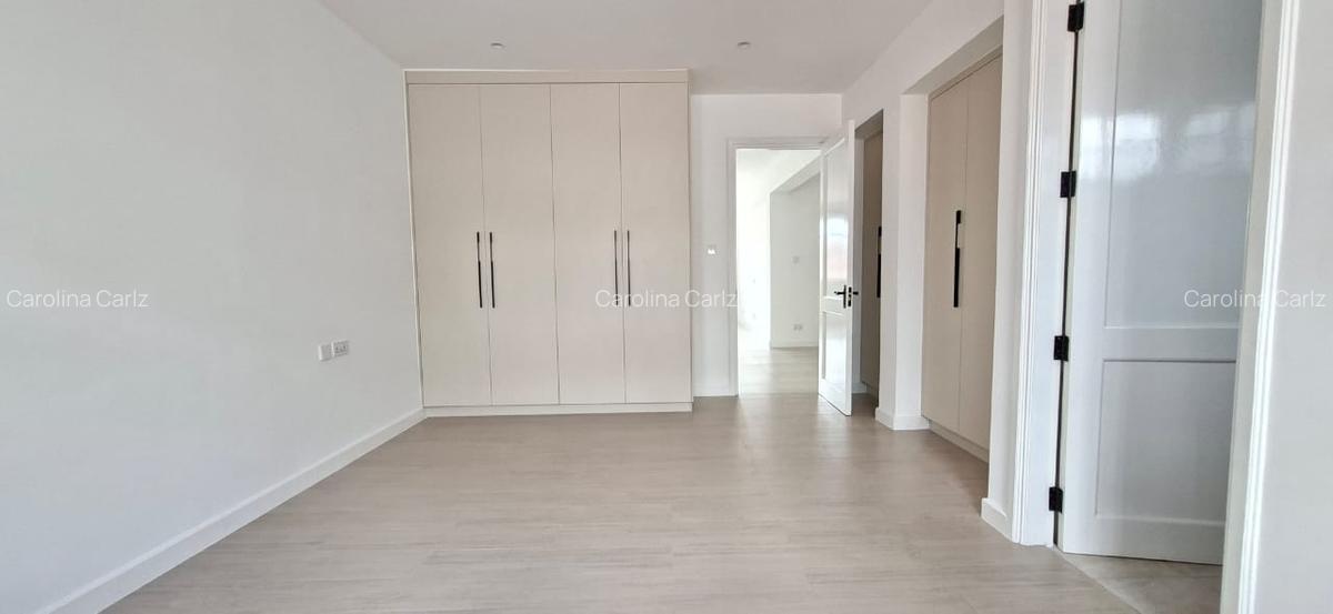 4 Bed House with En Suite at Brookside Drive - 18