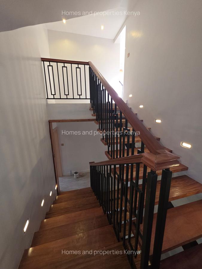 5 Bed Villa with En Suite in Membley - 14