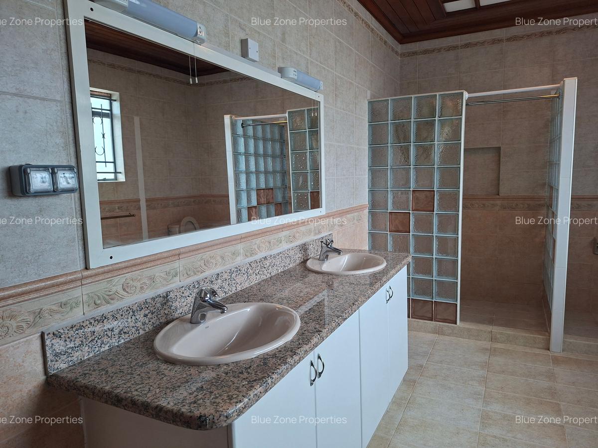 5 Bed House with En Suite at Benin Dr - 14