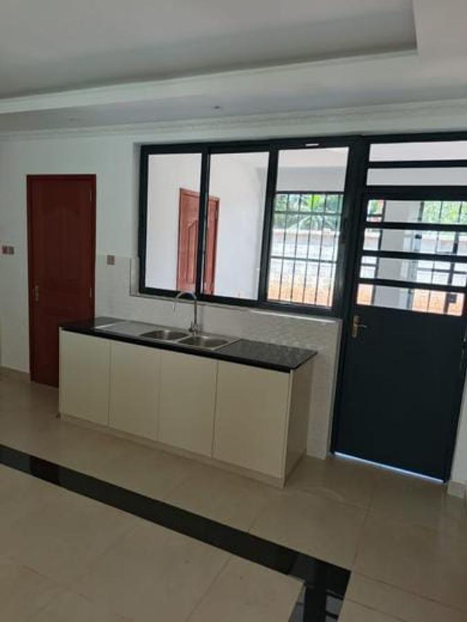 5 Bed Townhouse with En Suite in Lavington - 12