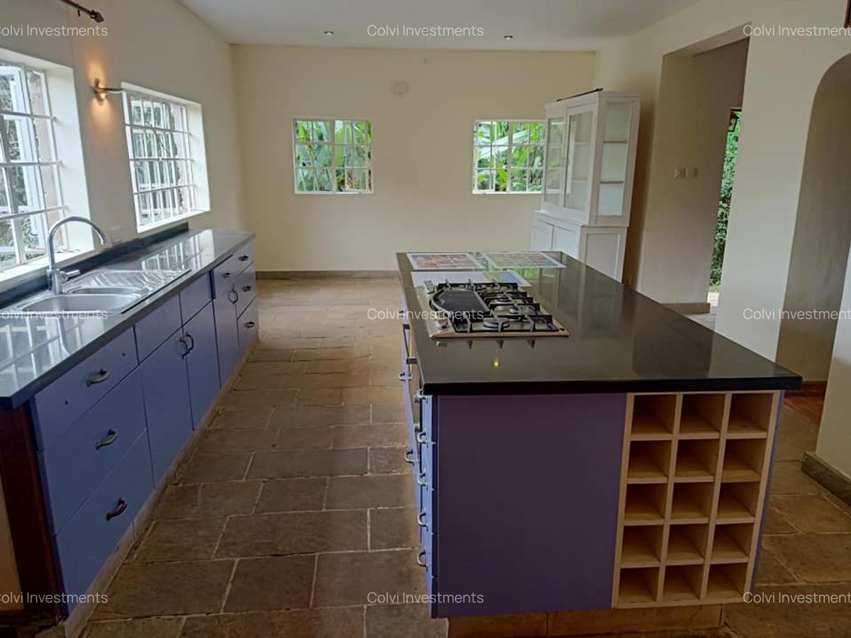 5 Bed House with Swimming Pool in Ridgeways - 2