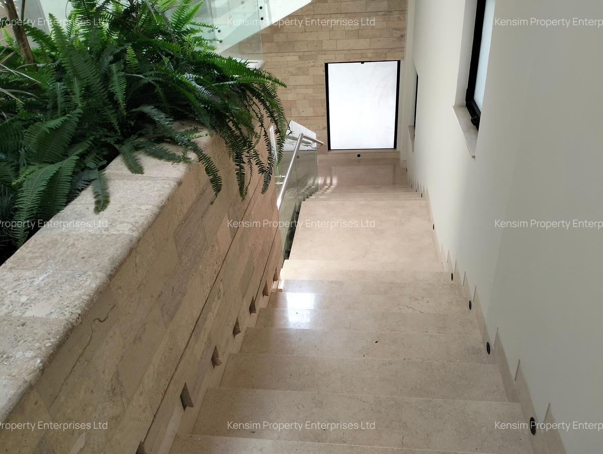 5 Bed Townhouse with En Suite in Brookside - 8