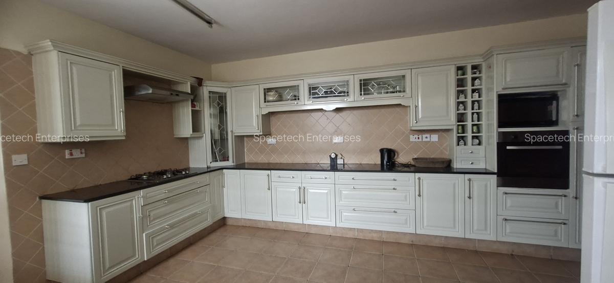 5 Bed Townhouse with En Suite in Lavington - 9