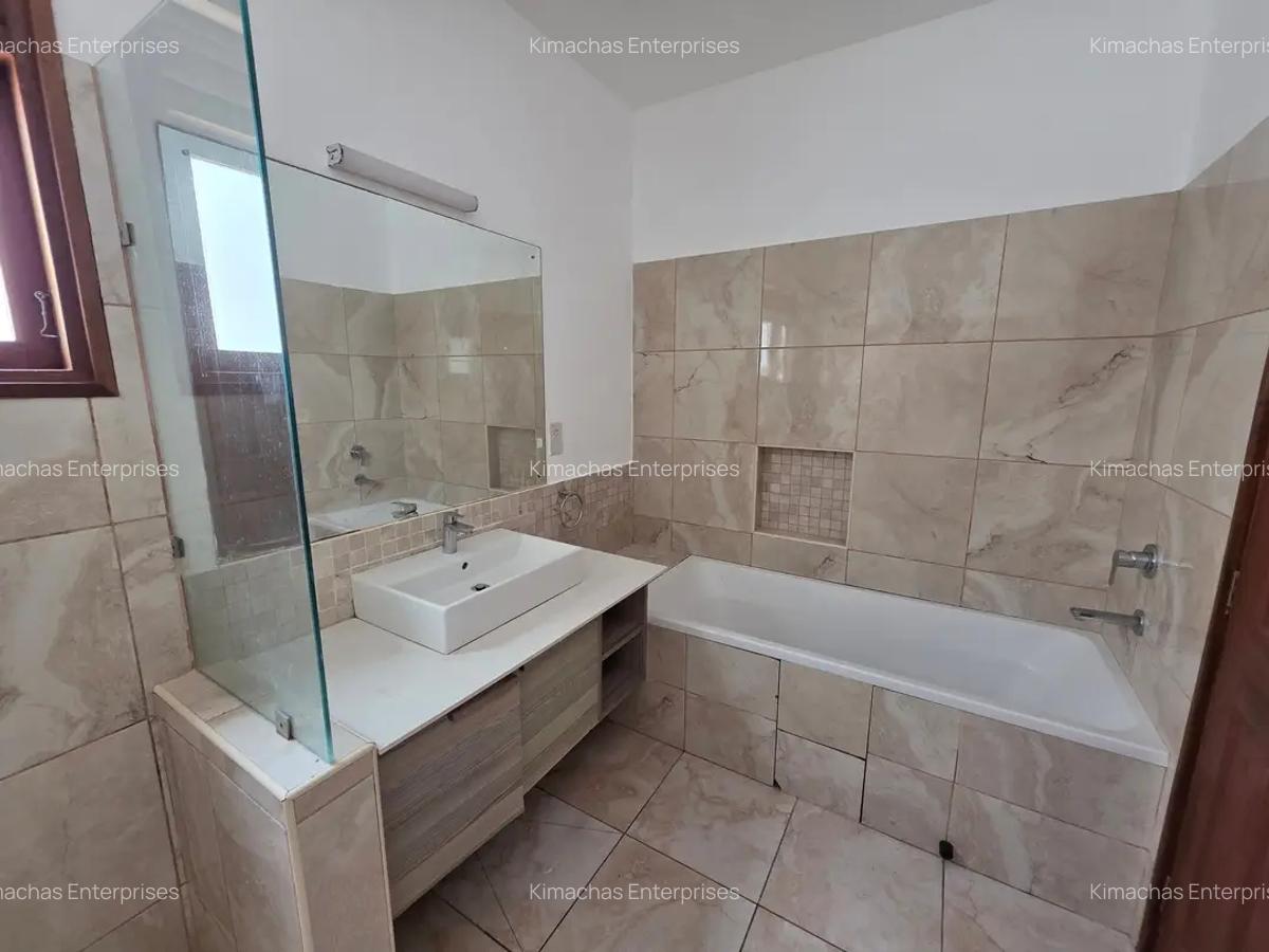 4 Bed Townhouse with En Suite at Green Wood Drive - 13