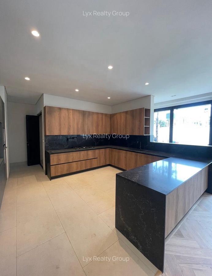 5 Bed Villa with En Suite in Brookside - 4