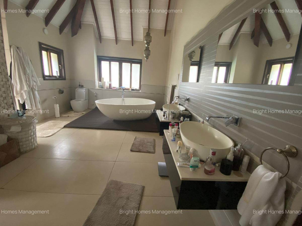 5 Bed Villa with En Suite in Spring Valley - 7