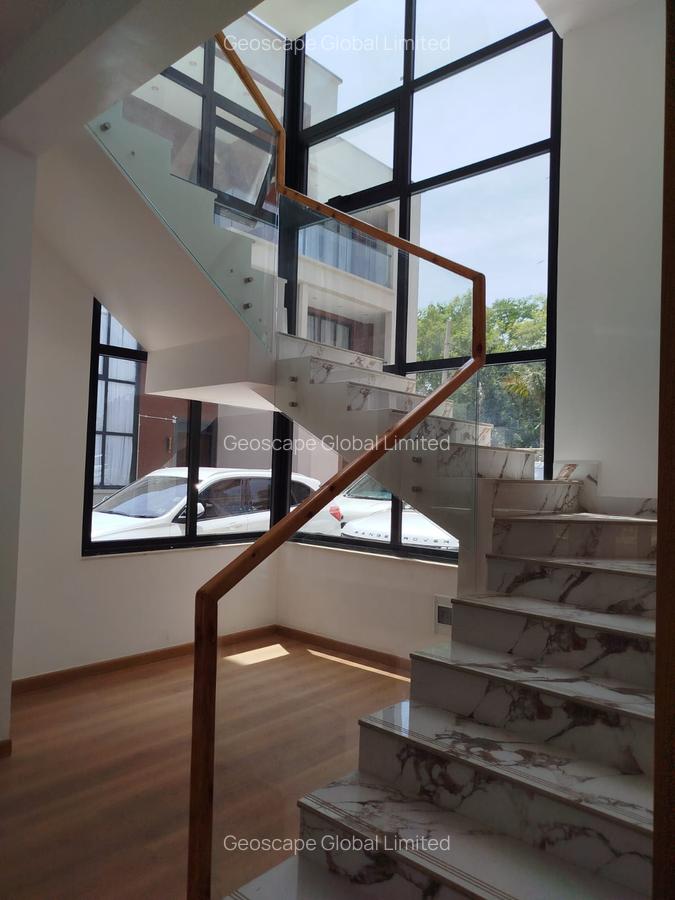 5 Bed House with En Suite in Lavington - 12