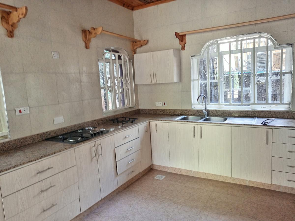 4 Bed Townhouse with En Suite at Bendera - 18