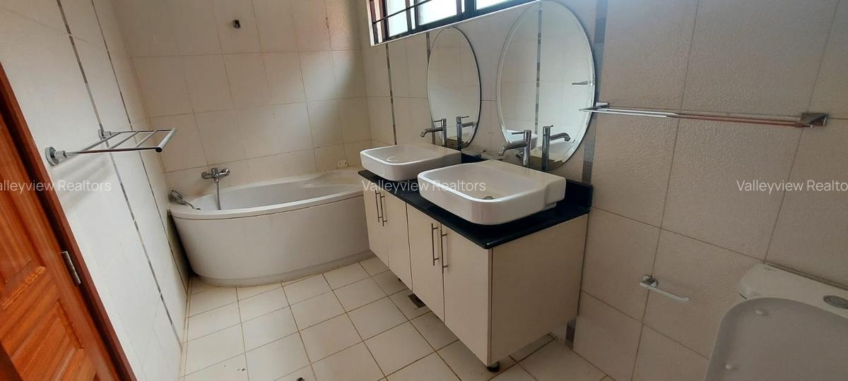 5 Bed Townhouse with En Suite at Lavington - 7