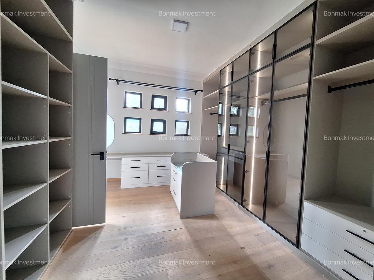 5 Bed Townhouse with En Suite at The Heart Of Lavington. - 10