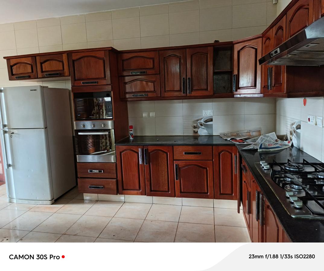 6 Bed Townhouse with En Suite at Lavington - 10
