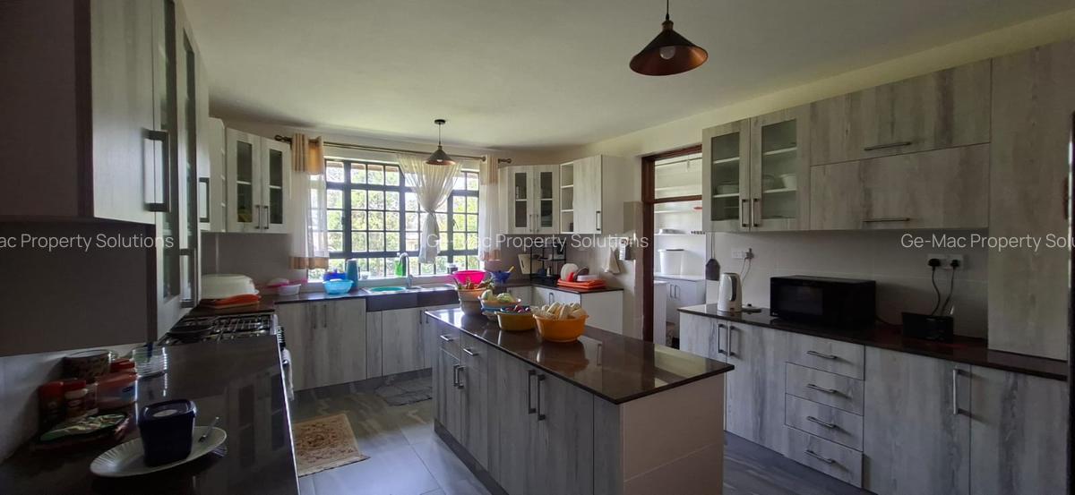 6 Bed House with En Suite in Runda - 2