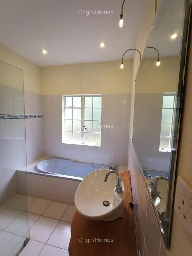 5 Bed House with En Suite in Ridgeways - 18