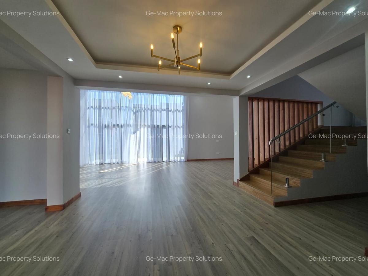 4 Bed House with En Suite in Membley - 4