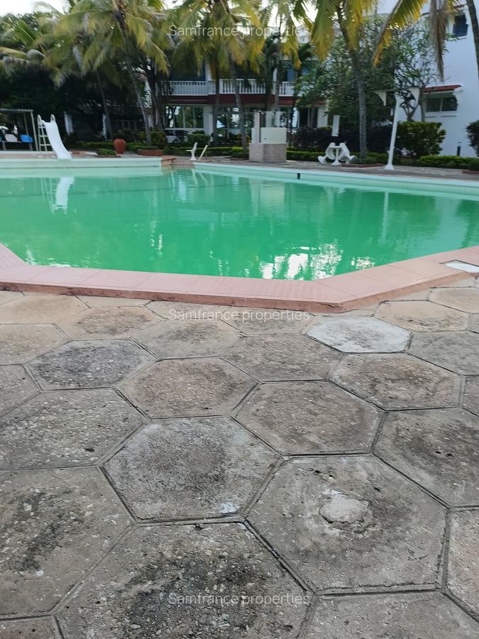 2 Bed Villa with En Suite at 3 Rd Avanue - 10