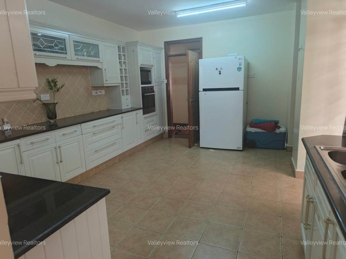 5 Bed Townhouse with En Suite at Lavington - 2