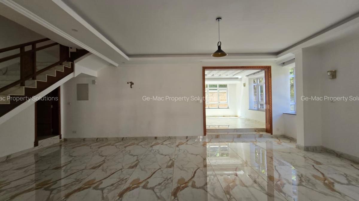 5 Bed House with En Suite in Lavington - 3