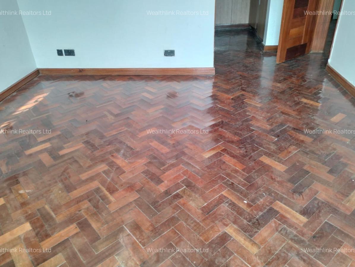 5 Bed Townhouse with En Suite at Lavington - 14