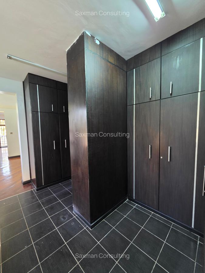 5 Bed Villa with En Suite in Runda - 3