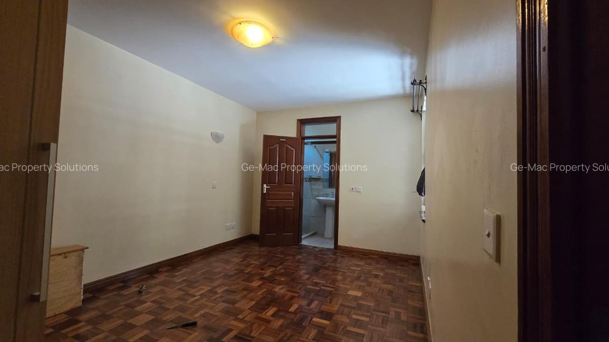 5 Bed House with En Suite in Lavington - 11