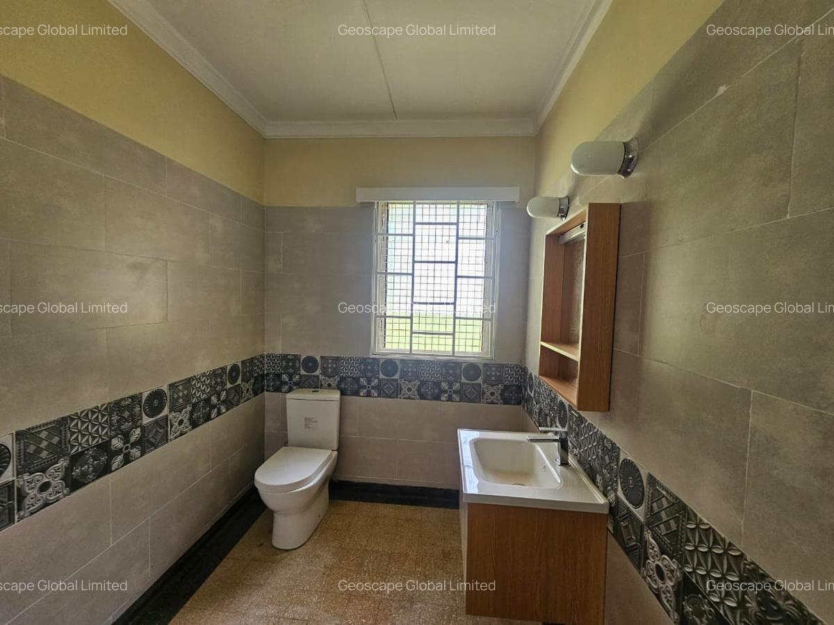 4 Bed House with En Suite in Rosslyn - 3