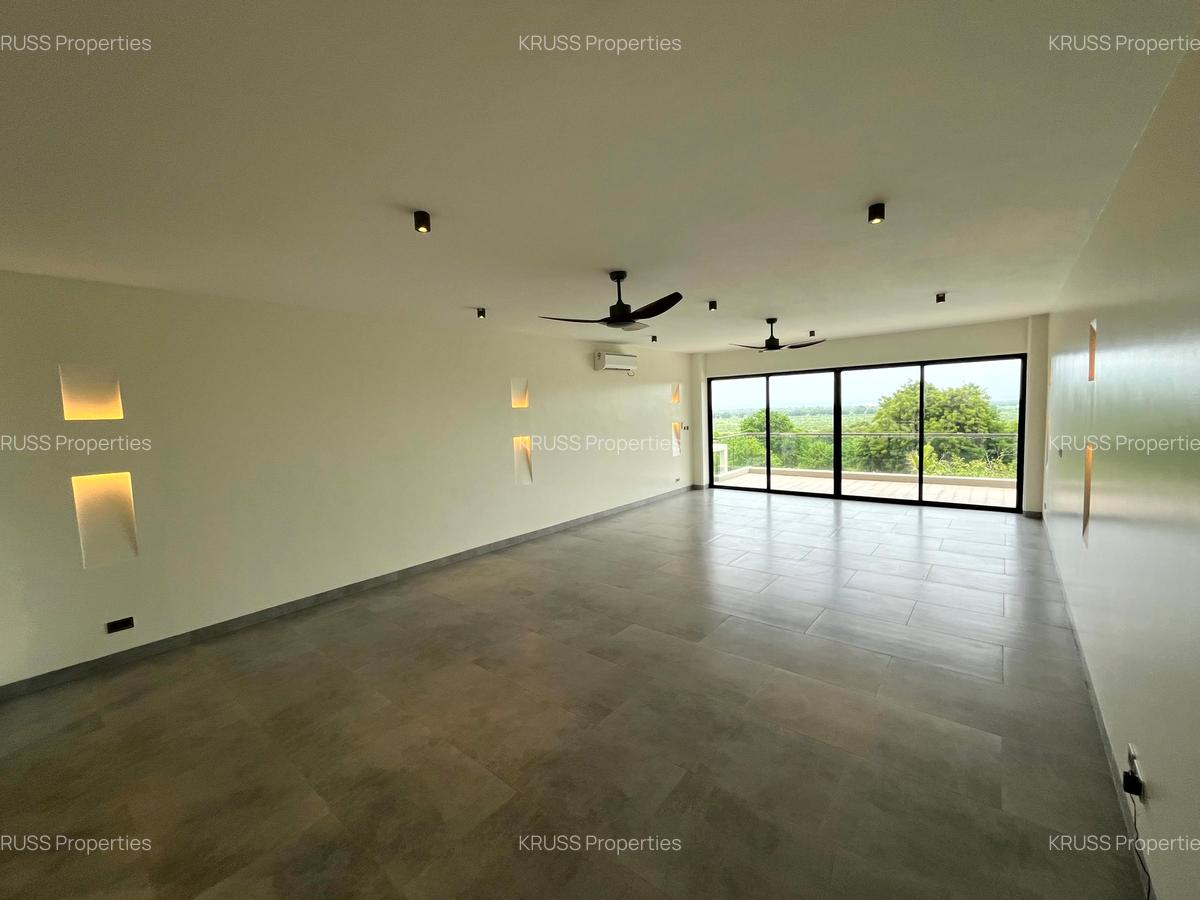 4 Bed House with En Suite at Hs84 - 16