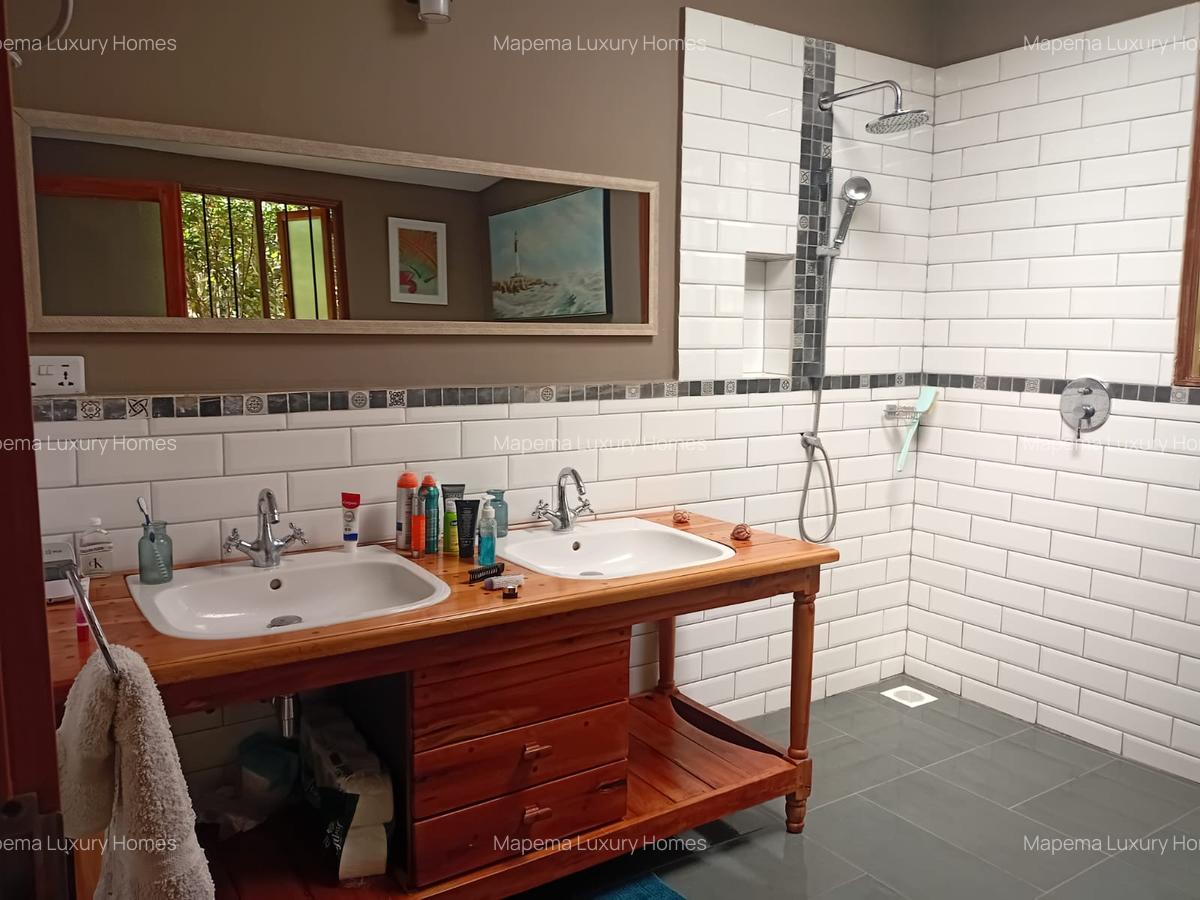 2 Bed House with En Suite at Rhino Park - 11
