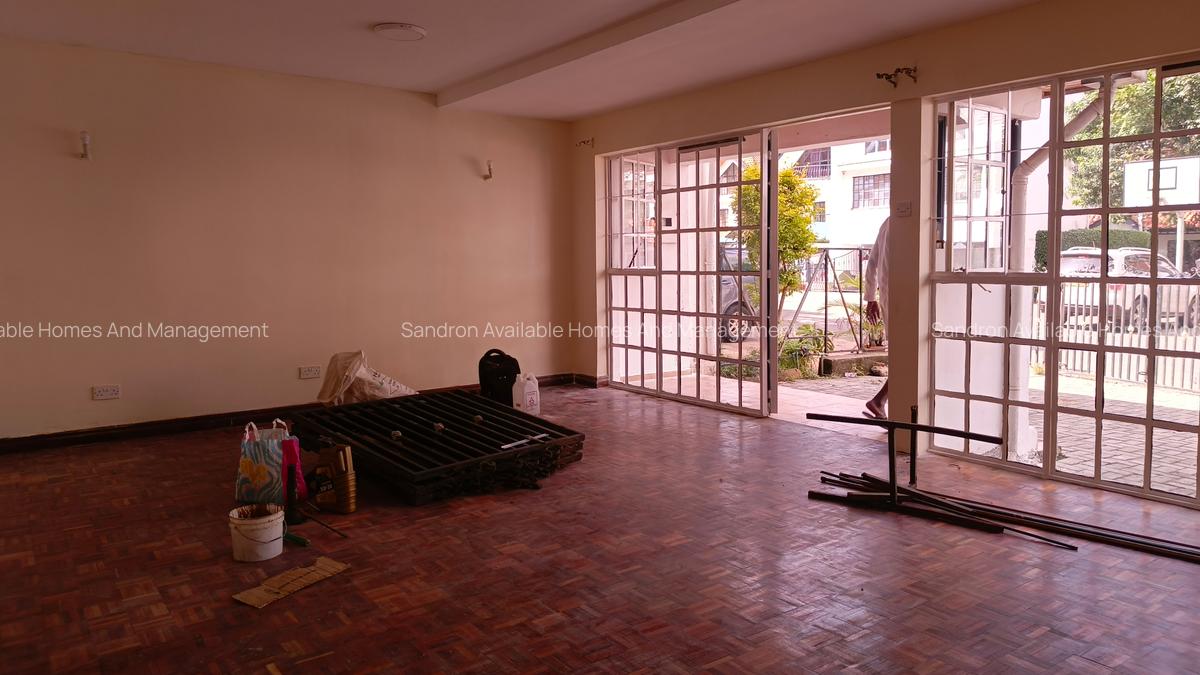 5 Bed Villa with En Suite in Brookside - 4
