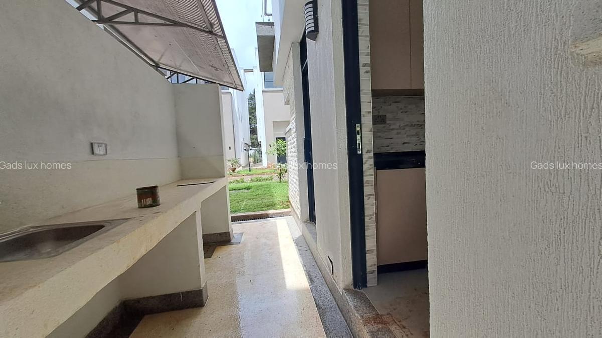 4 Bed Villa with En Suite at Lavington - 4