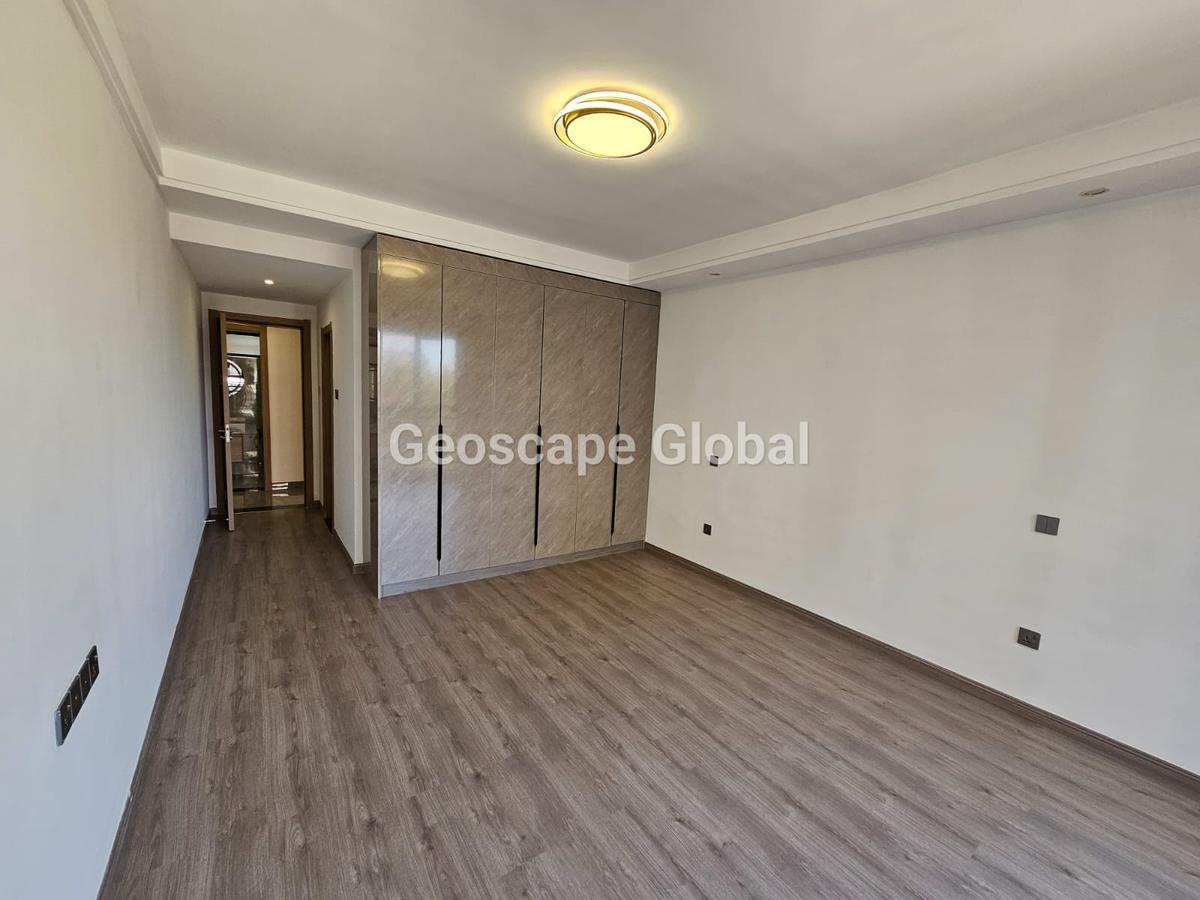 3 Bed Apartment with En Suite in Riverside - 4