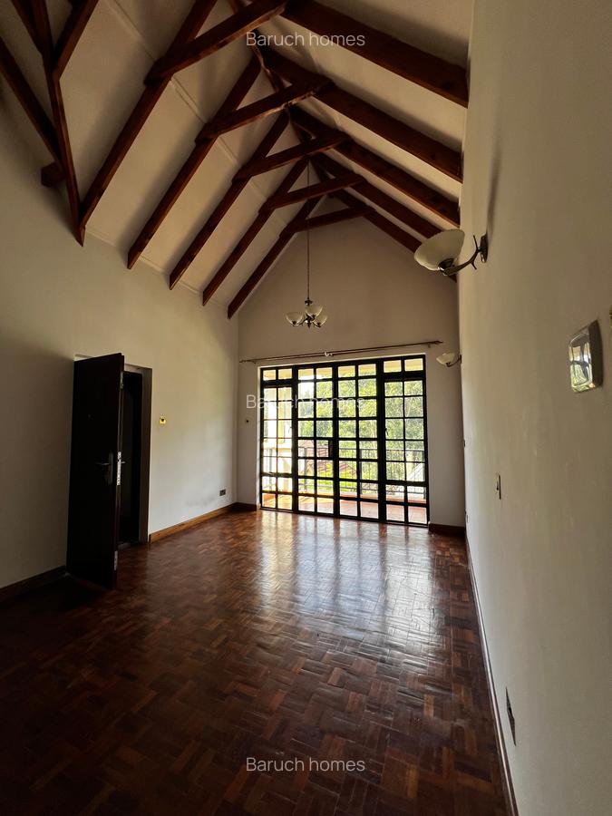 4 Bed Villa with En Suite in Redhill - 15