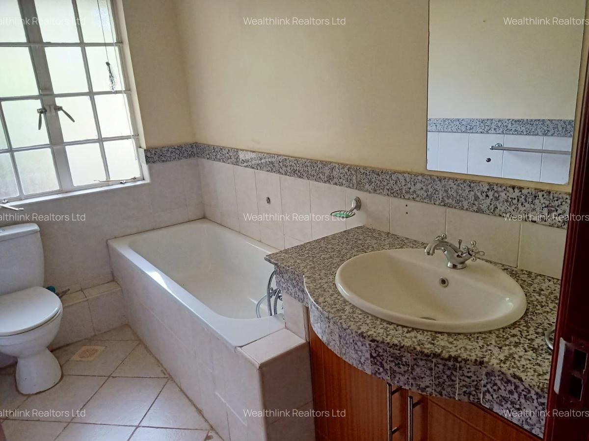 5 Bed Townhouse with En Suite at Lonetree - 9