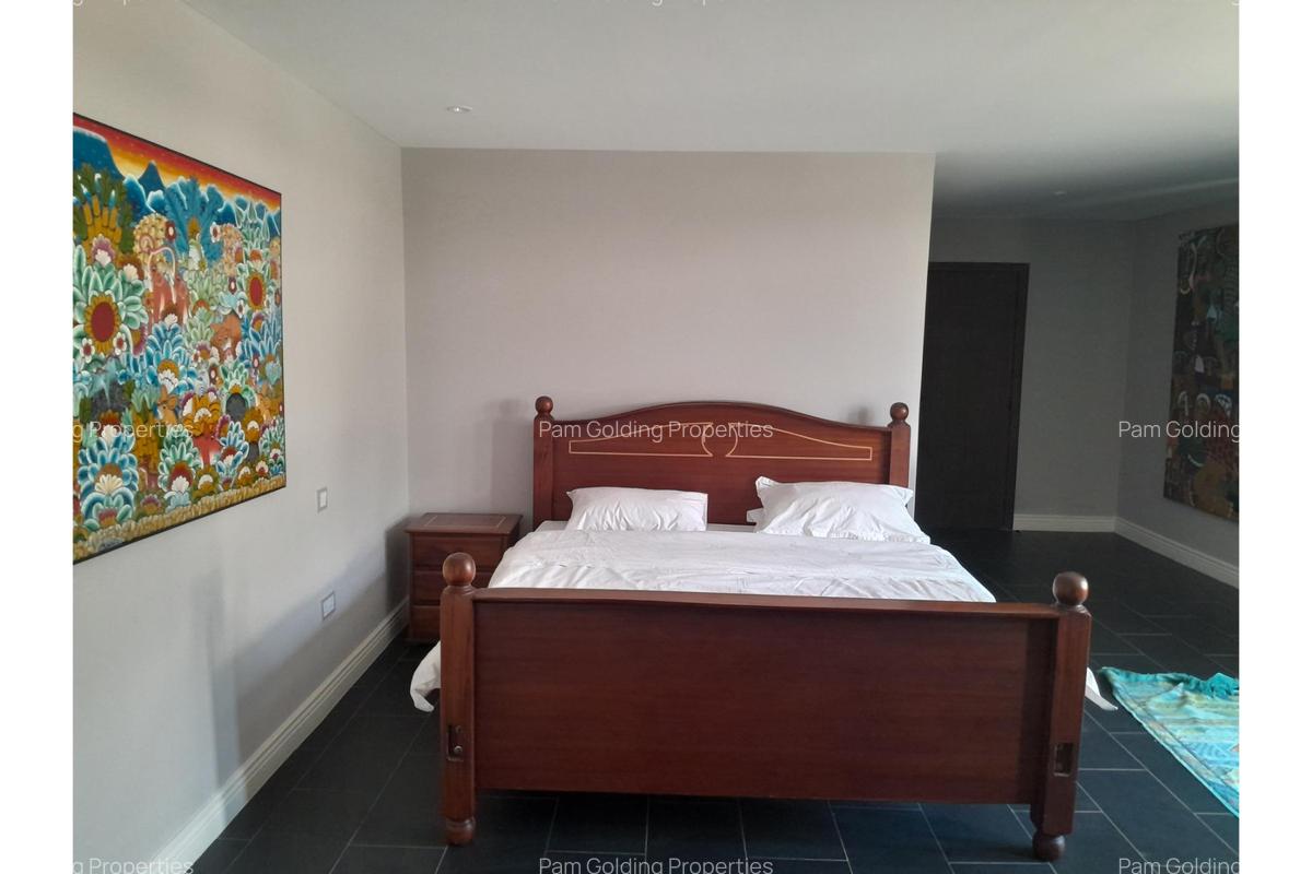 6 Bed Villa with En Suite at Palm Valley - 14