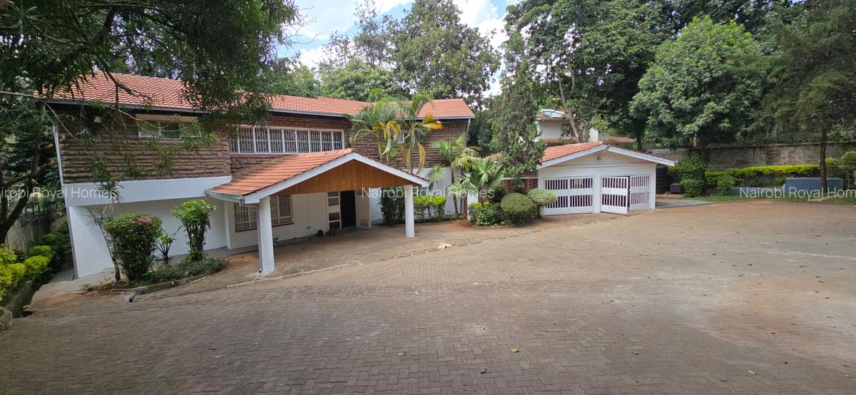 4 Bed House with En Suite at Lobelia Drive - 2