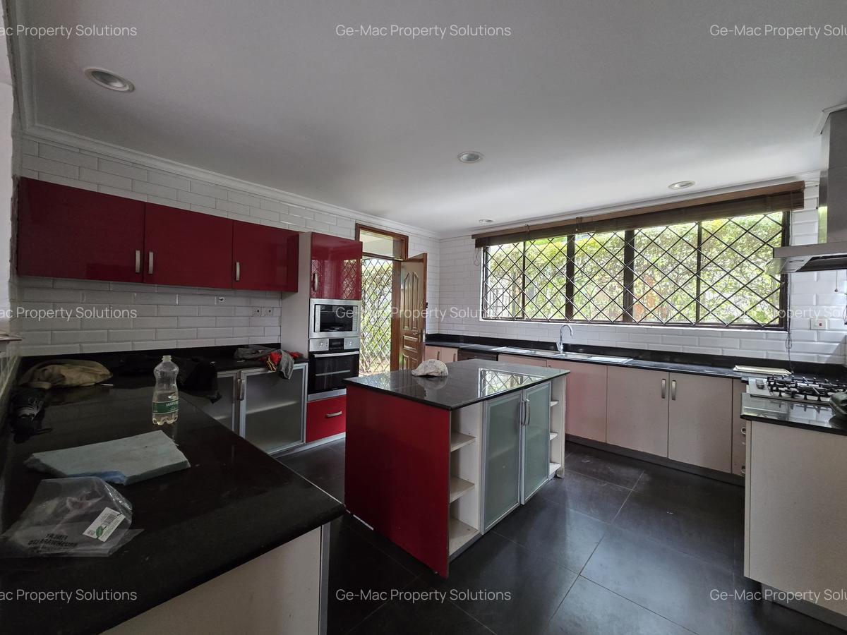 5 Bed House with En Suite in Lavington - 9