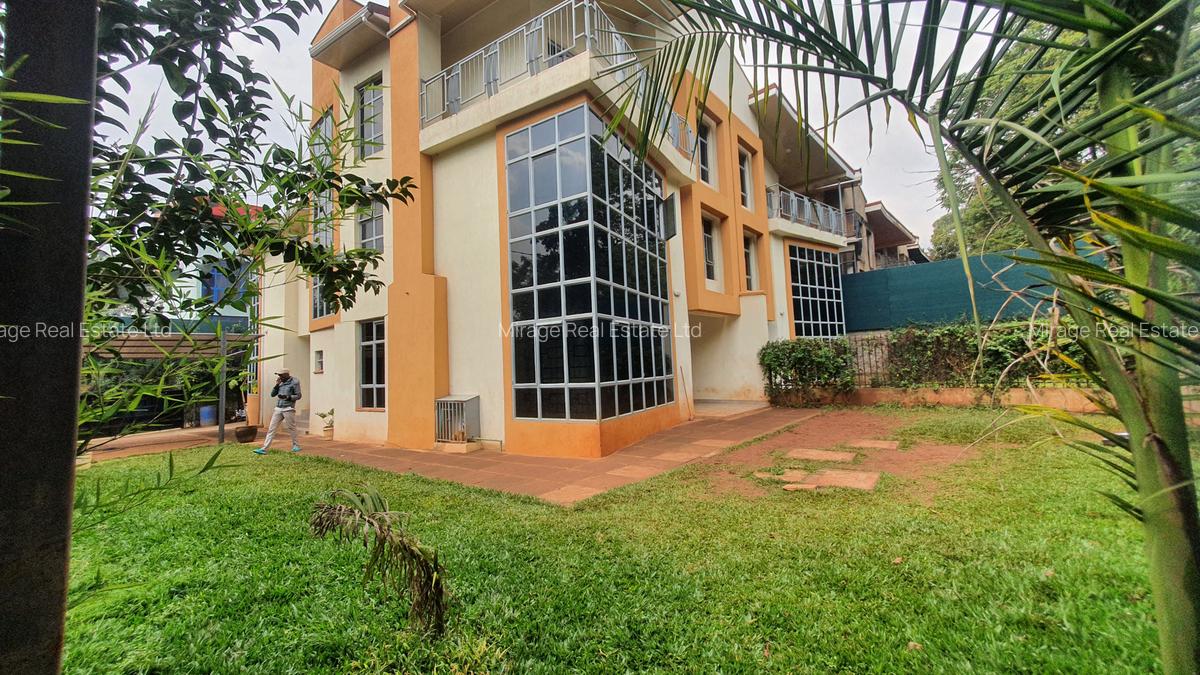 5 Bed House with En Suite in Lavington - 7