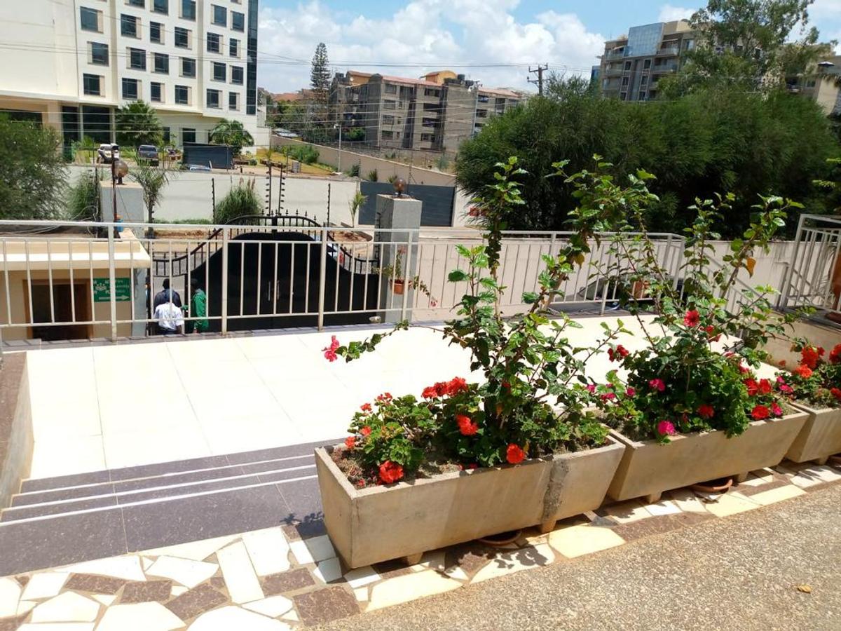 Serviced 3 Bed Apartment with Swimming Pool in Kilimani - 12