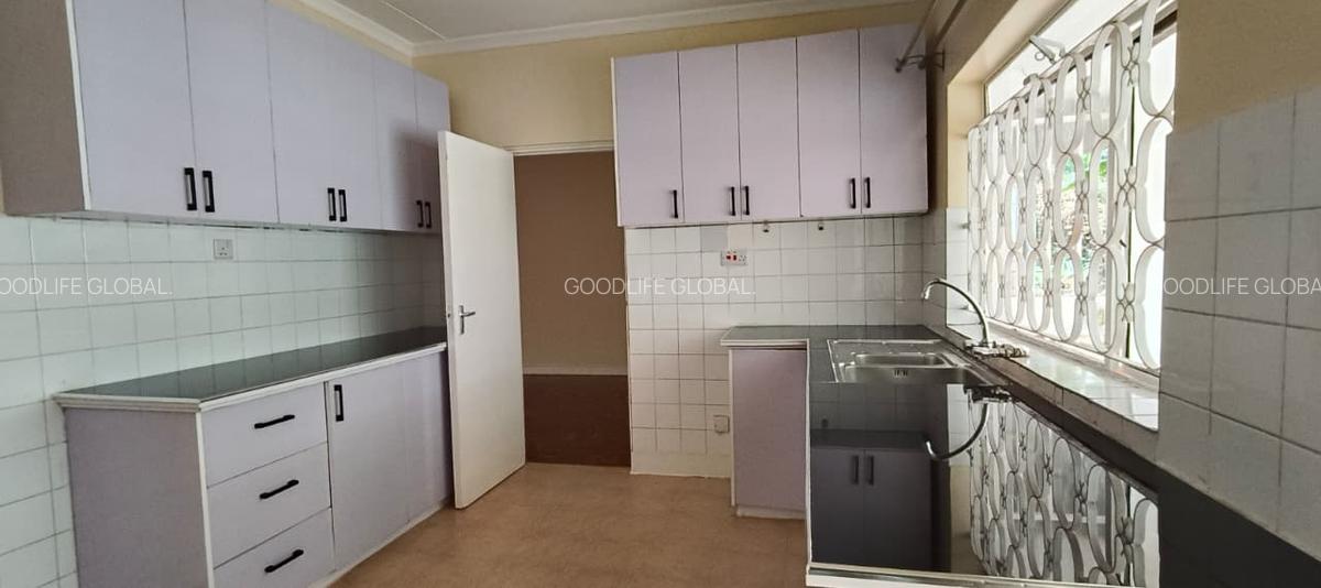 4 Bed House with En Suite at Rosslyn - 10