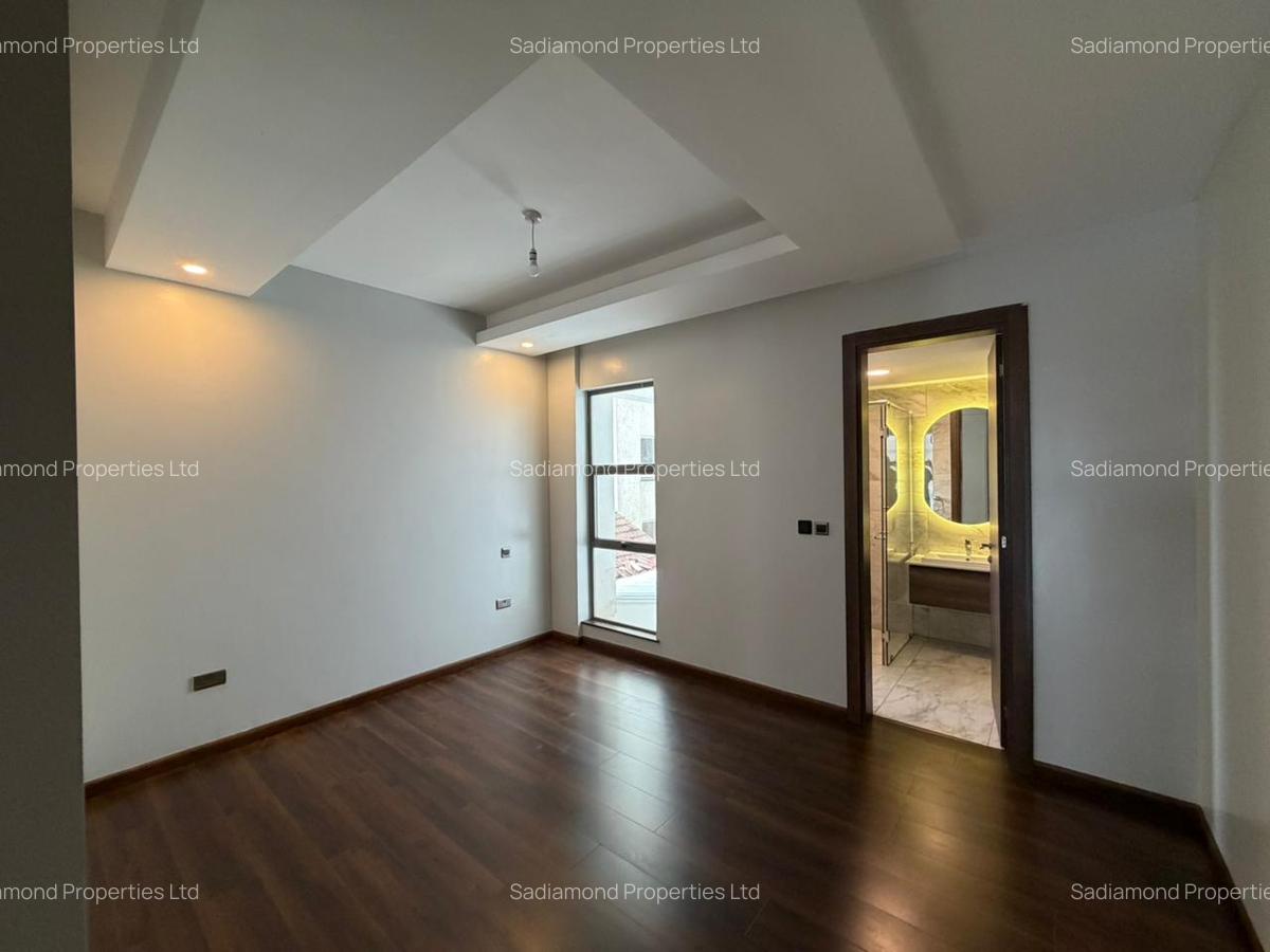 3 Bed Apartment with En Suite in Brookside - 9