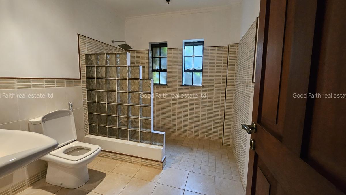 5 Bed House with En Suite in Runda - 12